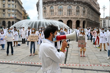 Genova, piazza De Ferrari - protesta camici grigi 