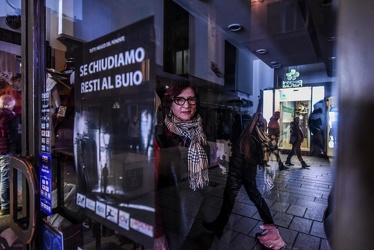protesta negozi luci spente sestri 18022020-1871