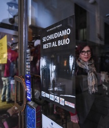 protesta negozi luci spente sestri 18022020-1876