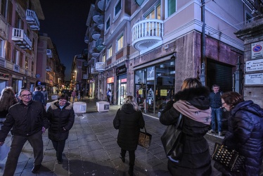 protesta negozi luci spente sestri 18022020