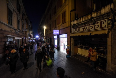 protesta negozi luci spente sestri 18022020-2085