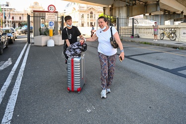 Genova, stazione marittima - arrivo primi passeggeri prima croci