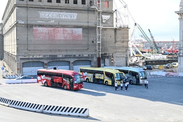 Genova, stazione marittima - arrivo primi passeggeri prima croci