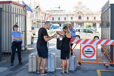 Genova, stazione marittima - arrivo primi passeggeri prima croci