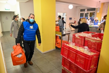 Genova, piazza S Sabina - S Egidio volontari pasti feste