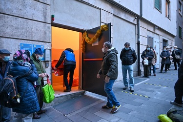 Genova, piazza S Sabina - S Egidio volontari pasti feste