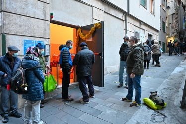 Genova, piazza S Sabina - S Egidio volontari pasti feste