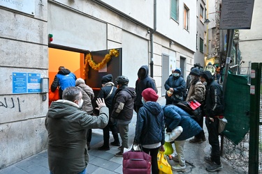 Genova, piazza S Sabina - S Egidio volontari pasti feste