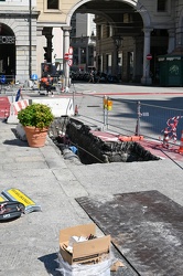 Genova, piazza De Ferrari - scavo su pista ciclabile appena real