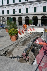 Genova, piazza De Ferrari - scavo su pista ciclabile appena real