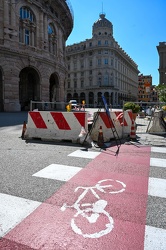 Genova, piazza De Ferrari - scavo su pista ciclabile appena real