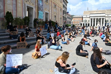 Genova, piazza De Ferrari - sit in antirazzista del pomeriggio