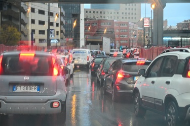 Genova, ponente - quattro ore nel traffico sotto la pioggia