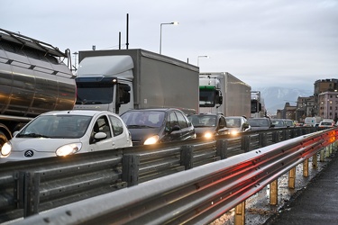 Genova, ponente - quattro ore nel traffico sotto la pioggia