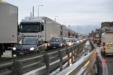 Genova, ponente - quattro ore nel traffico sotto la pioggia