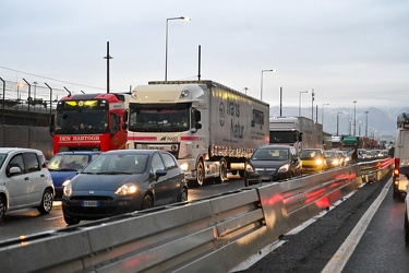 Genova, ponente - quattro ore nel traffico sotto la pioggia