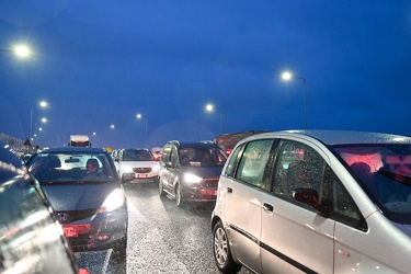 Genova, ponente - quattro ore nel traffico sotto la pioggia