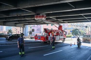 Genova, inizio via Cantore - caduta calcinacci da ponte autostra