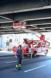 Genova, inizio via Cantore - caduta calcinacci da ponte autostra