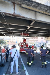 Genova, inizio via Cantore - caduta calcinacci da ponte autostra