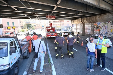 Genova, inizio via Cantore - caduta calcinacci da ponte autostra