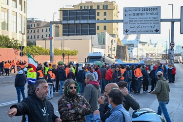 Genova, protesta no green pass varchi portuali