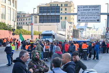 Genova, protesta no green pass varchi portuali