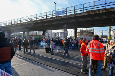 Genova, protesta no green pass varchi portuali