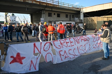 Genova, protesta no green pass varchi portuali