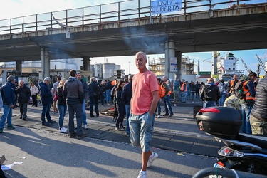 Genova, protesta no green pass varchi portuali