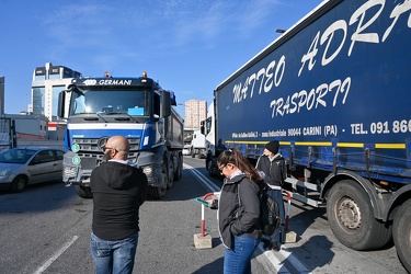 Genova, protesta no green pass varchi portuali