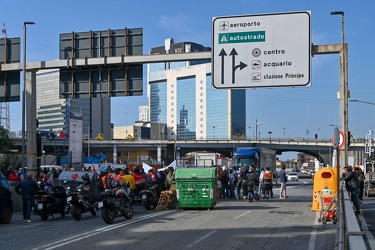 Genova, protesta no green pass varchi portuali