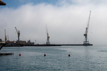 Genova, caligo, nebbia di mare prima dell'inizio del weekend di 