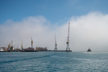 Genova, caligo, nebbia di mare prima dell'inizio del weekend di 