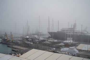 Genova, caligo, nebbia di mare prima dell'inizio del weekend di 