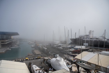 Genova, caligo, nebbia di mare prima dell'inizio del weekend di 