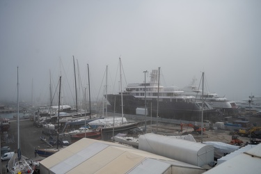 Genova, caligo, nebbia di mare prima dell'inizio del weekend di 