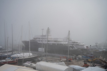 Genova, caligo, nebbia di mare prima dell'inizio del weekend di 