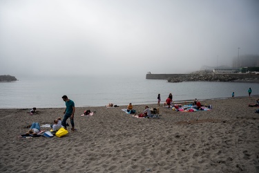 Genova, caligo, nebbia di mare prima dell'inizio del weekend di 