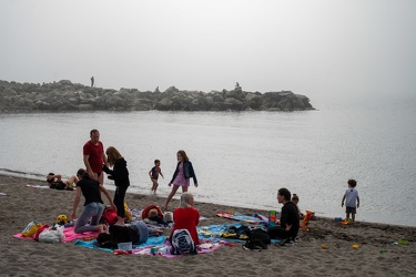 Genova, caligo, nebbia di mare prima dell'inizio del weekend di 