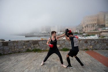 Genova, caligo, nebbia di mare prima dell'inizio del weekend di 