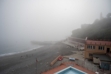 Genova, caligo, nebbia di mare prima dell'inizio del weekend di 