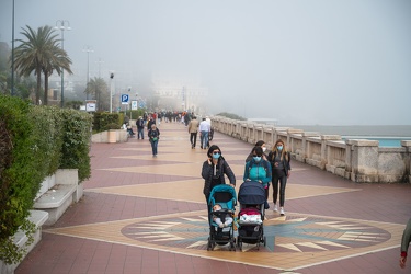 Genova, caligo, nebbia di mare prima dell'inizio del weekend di 