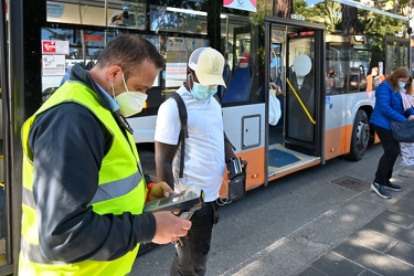 Genova, davanti stazione Brignole - controlli a tappeto bigliett