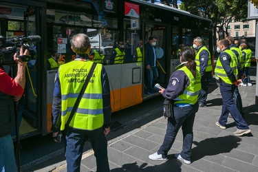 Genova, davanti stazione Brignole - controlli a tappeto bigliett