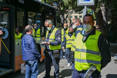 Genova, davanti stazione Brignole - controlli a tappeto bigliett