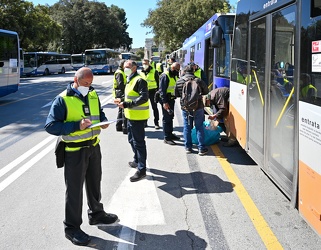 Genova, davanti stazione Brignole - controlli a tappeto bigliett