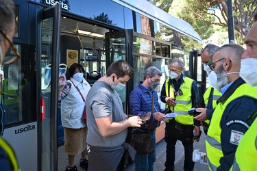 Genova, davanti stazione Brignole - controlli a tappeto bigliett