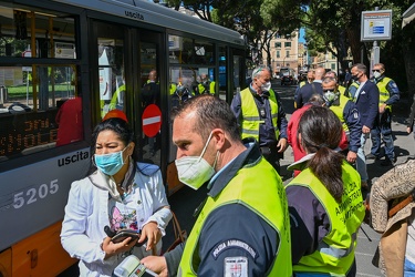 Genova, davanti stazione Brignole - controlli a tappeto bigliett