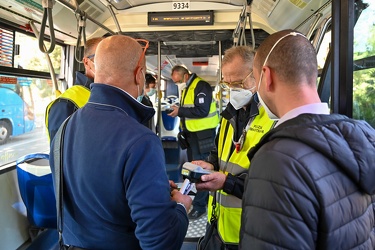 Genova, davanti stazione Brignole - controlli a tappeto bigliett